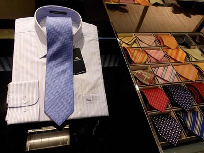 Treo thẳng hoặc cuộn tròn cà vạt để trong hộp đựng chuyên dụng